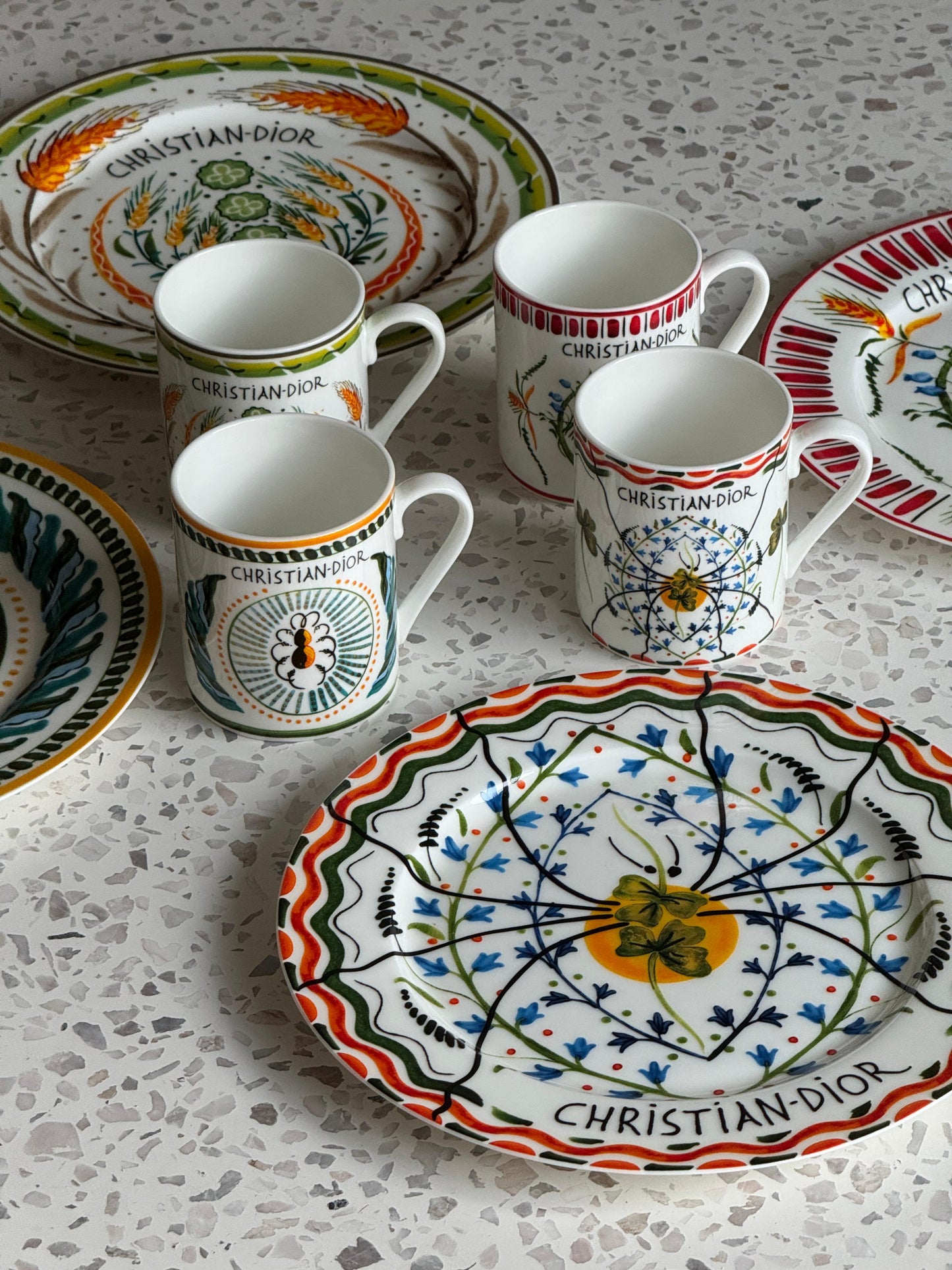 Сomplete set of 4 dishes and 4 mugs