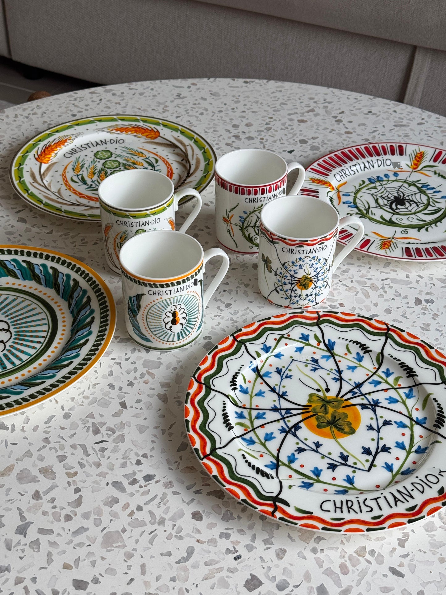 Сomplete set of 4 dishes and 4 mugs