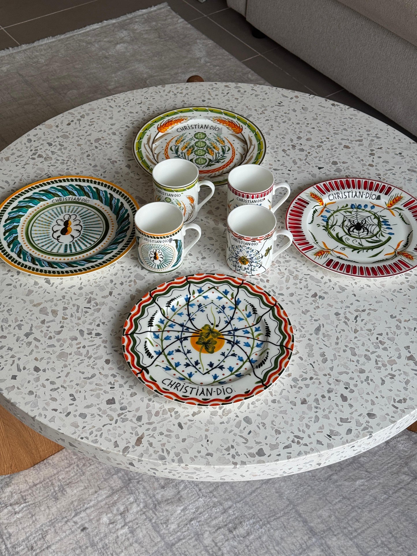 Сomplete set of 4 dishes and 4 mugs