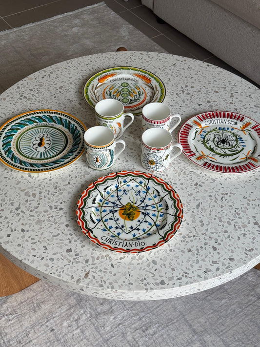 Сomplete set of 4 dishes and 4 mugs